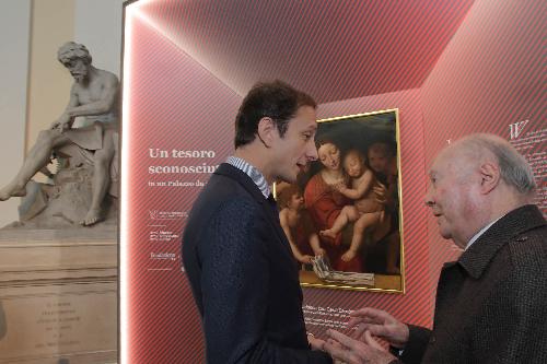 Il governatore del Friuli Venezia Giulia, Massimiliano Fedriga con il direttore dei Musei diocesani e gallerie del Tiepolo di Udine, Giuseppe Bergamini, davanti all'opera “Madonna con Gesù bambino e angeli” di Bernardino Luini (XVI secolo) protagonista della mostra "Un tesoro sconosciuto in un Palazzo da scoprire" - Trieste, 3 dicembre 2018